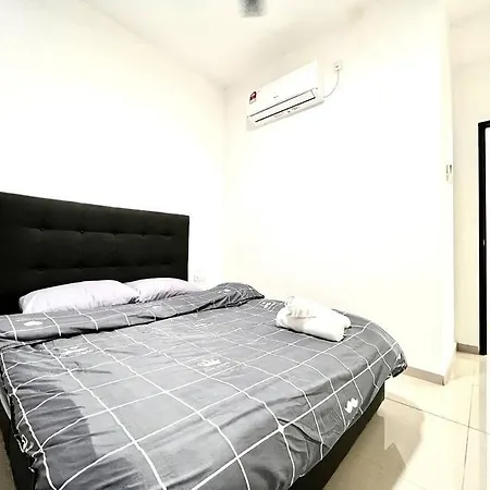 Urban Home-Swimming Pool-City Center Malacca Exterior photo